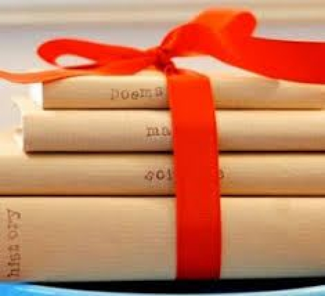 Apertura de los regalos que los Reyes Magos han dejado en la Biblioteca.