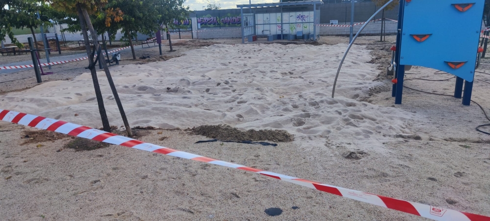 El Ayuntamiento ultima la construcción de una pista de vóley playa en el Parque de Valmores