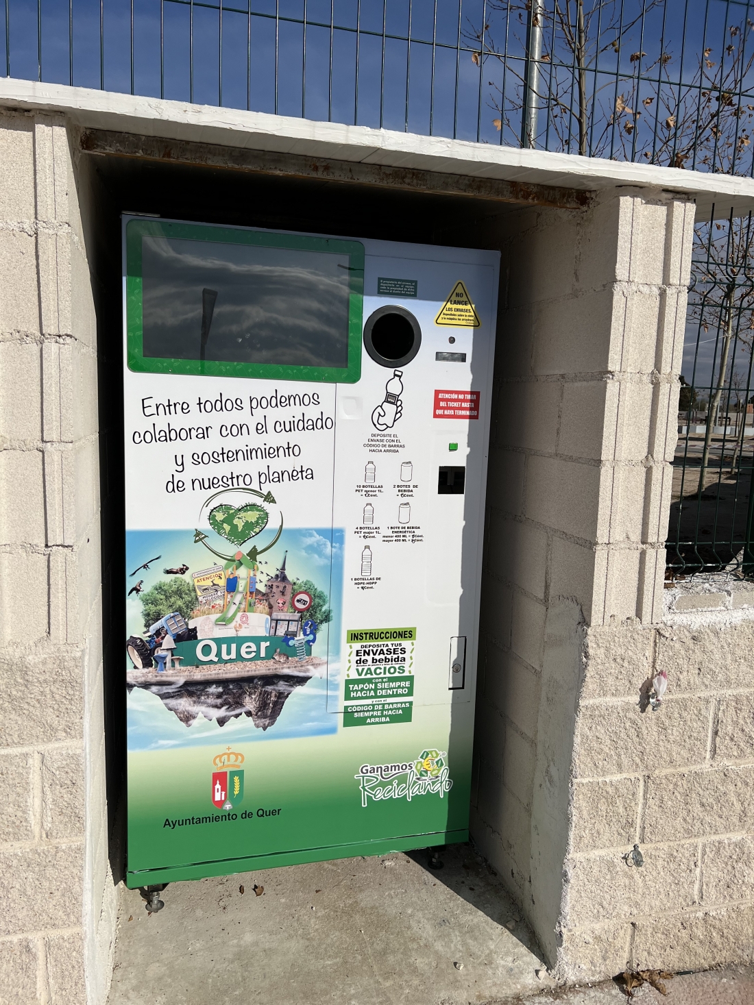 El Ayuntamiento instala una máquina que recompensa el reciclaje de envases