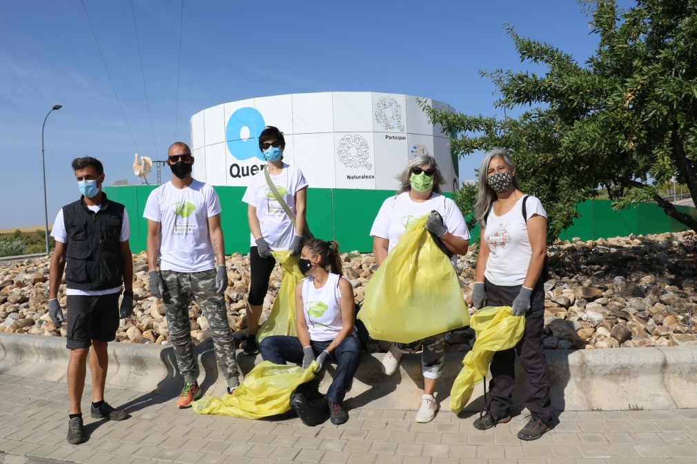 Voluntarios seteros retiran del camino de Alovera más de 24 m³ de escombros y otros residuos