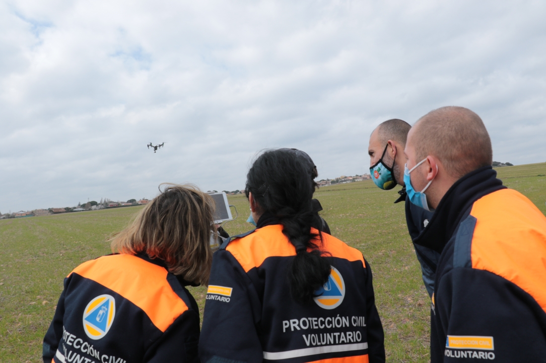 Los voluntarios de Protección Civil  de Quer aprenden a volar drones