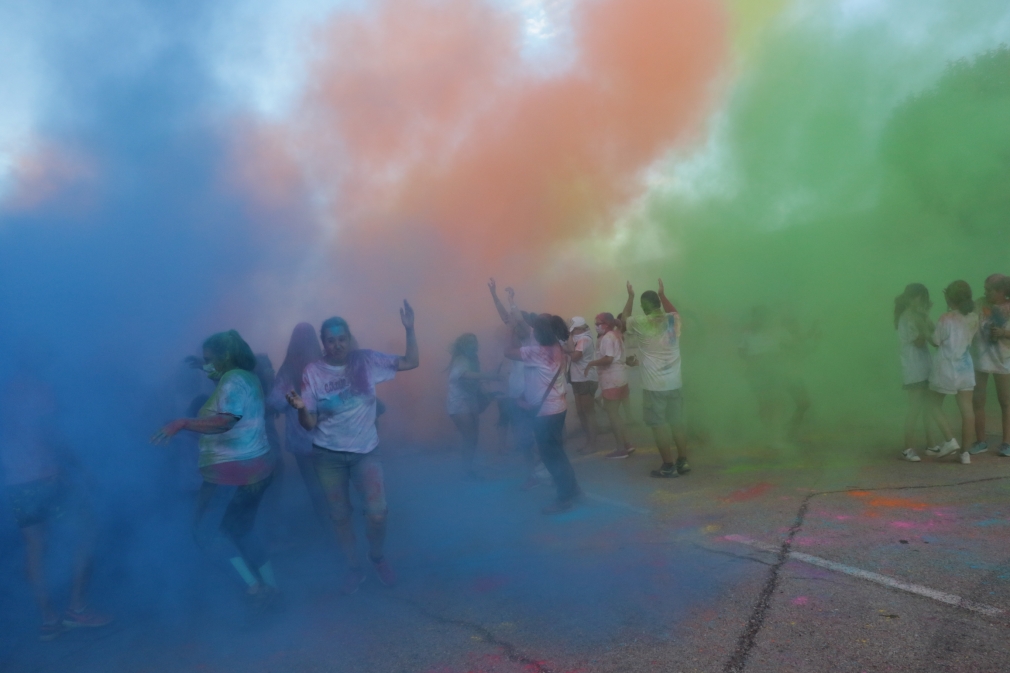 Juegos infantiles y carrera de colores, en el primer día de la celebración del Cristo de Quer