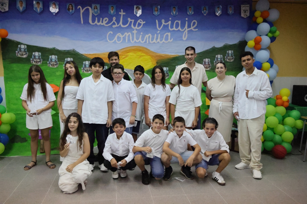 13 alumnos del CEIP Villa de Quer se gradúan arropados por sus familias, profesores y el Ayuntamiento