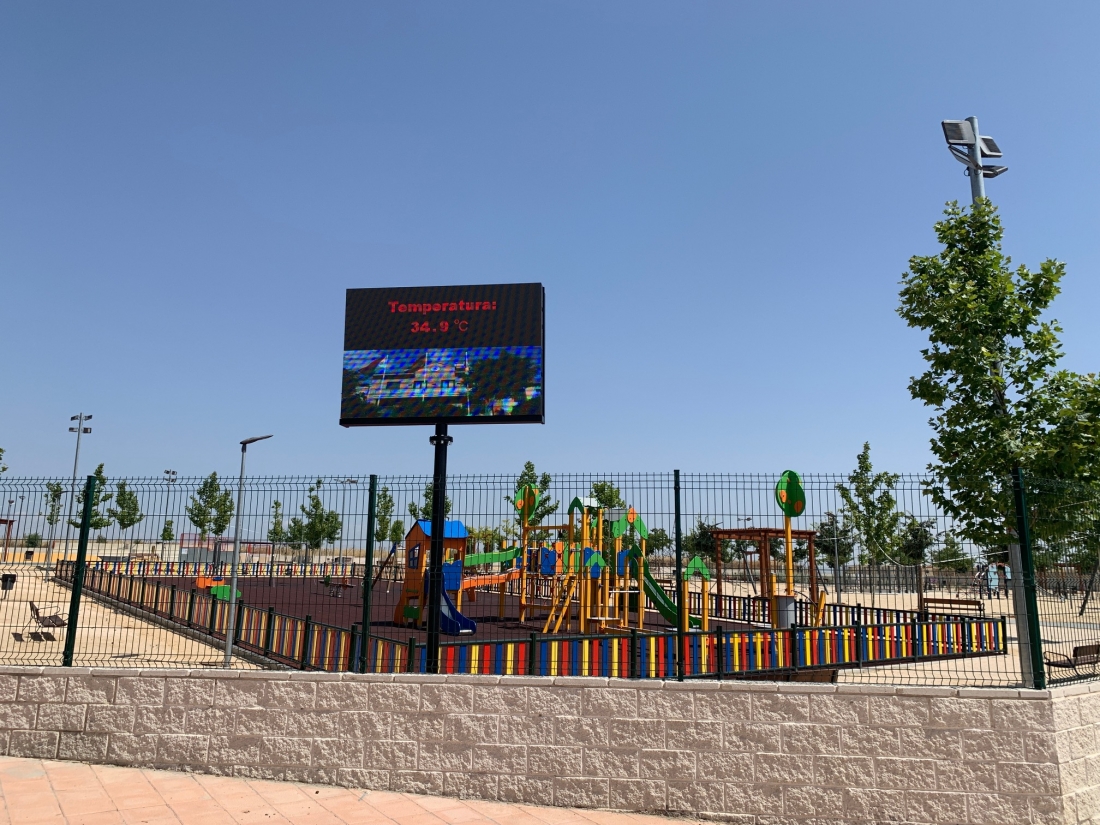 Una pantalla informativa conecta a los seteros con la vida municipal en el Parque de Valmores