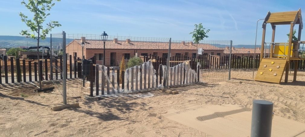 Se instala una valla protectora en el Parque Infantil de Los Enebros