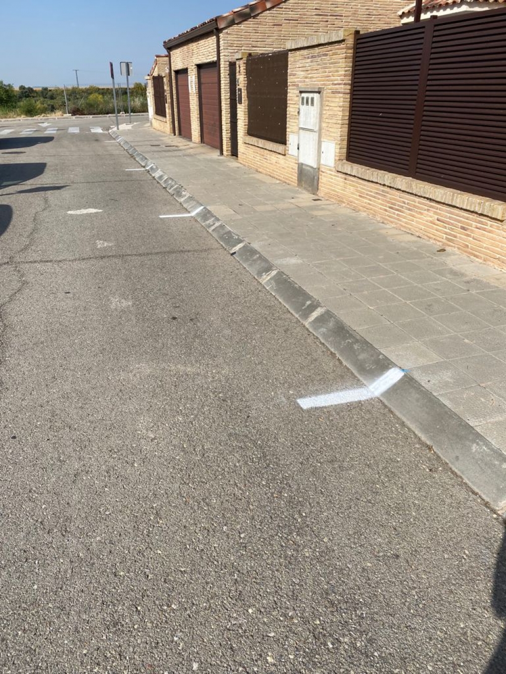 El Ayuntamiento señaliza el estacionamiento en el Barrio de Los Enebros