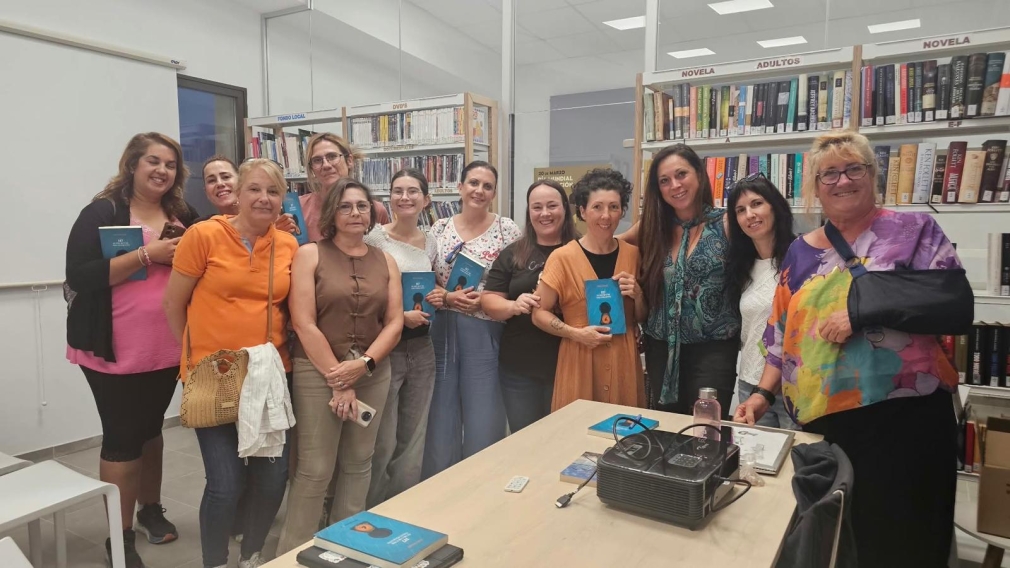 La Biblioteca Municipal de Quer reúne a 25 personas en la presentación del libro de Marta Dongil