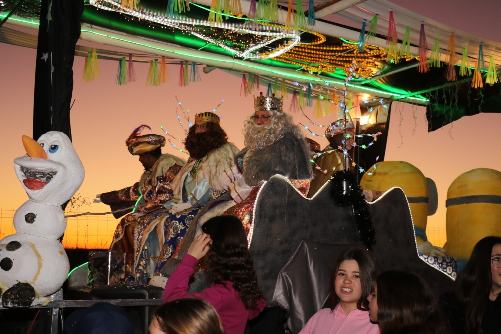 Los Reyes Magos han recorrido la villa de Quer y entregado sus regalos a los niños