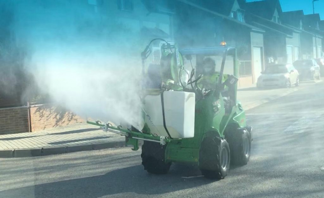 El Ayuntamiento continúa con las labores de desinfección de viario público, mobiliario urbano y edificios municipales