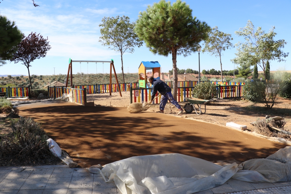 En marcha obras de mejora en parques y pavimentación de la urbanización Los Enebros
