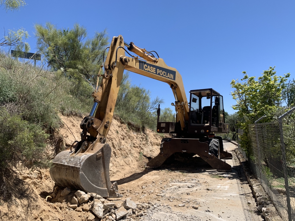 La tierra de la obra en la calle de las Escuelas se reciclará en la mota medioambiental que separa Quer de la ZEPA