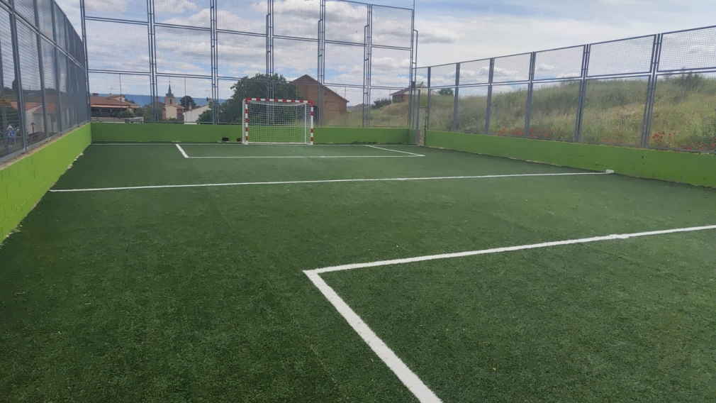 El Ayuntamiento de Quer finaliza la nueva pista deportiva de Páez de Castro con fondos LEADER gestionados por ADAC