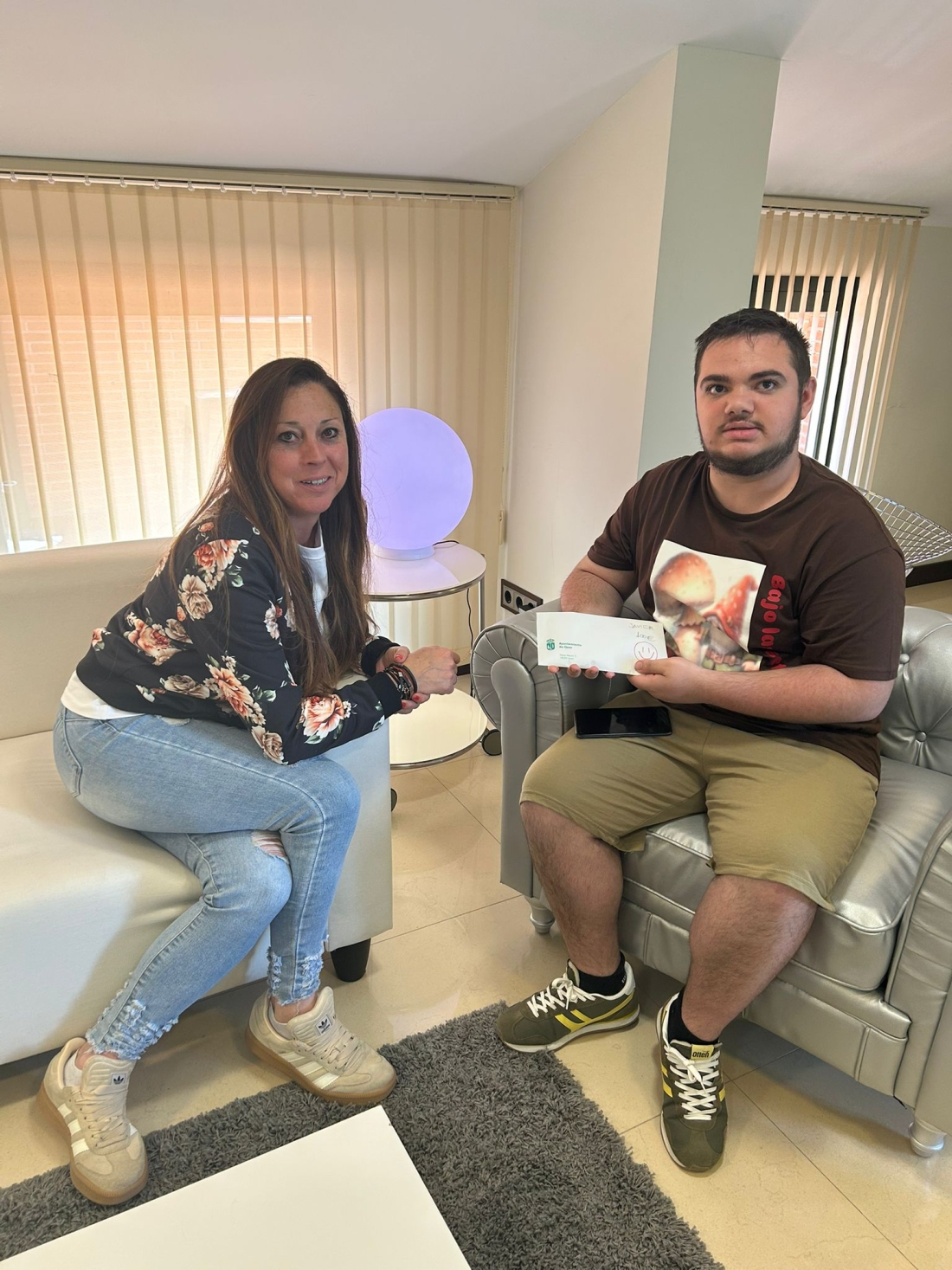 La rifa de la Feria de Abril da alas al sueño de Javi, el vigilante mágico del parque de los Nogales