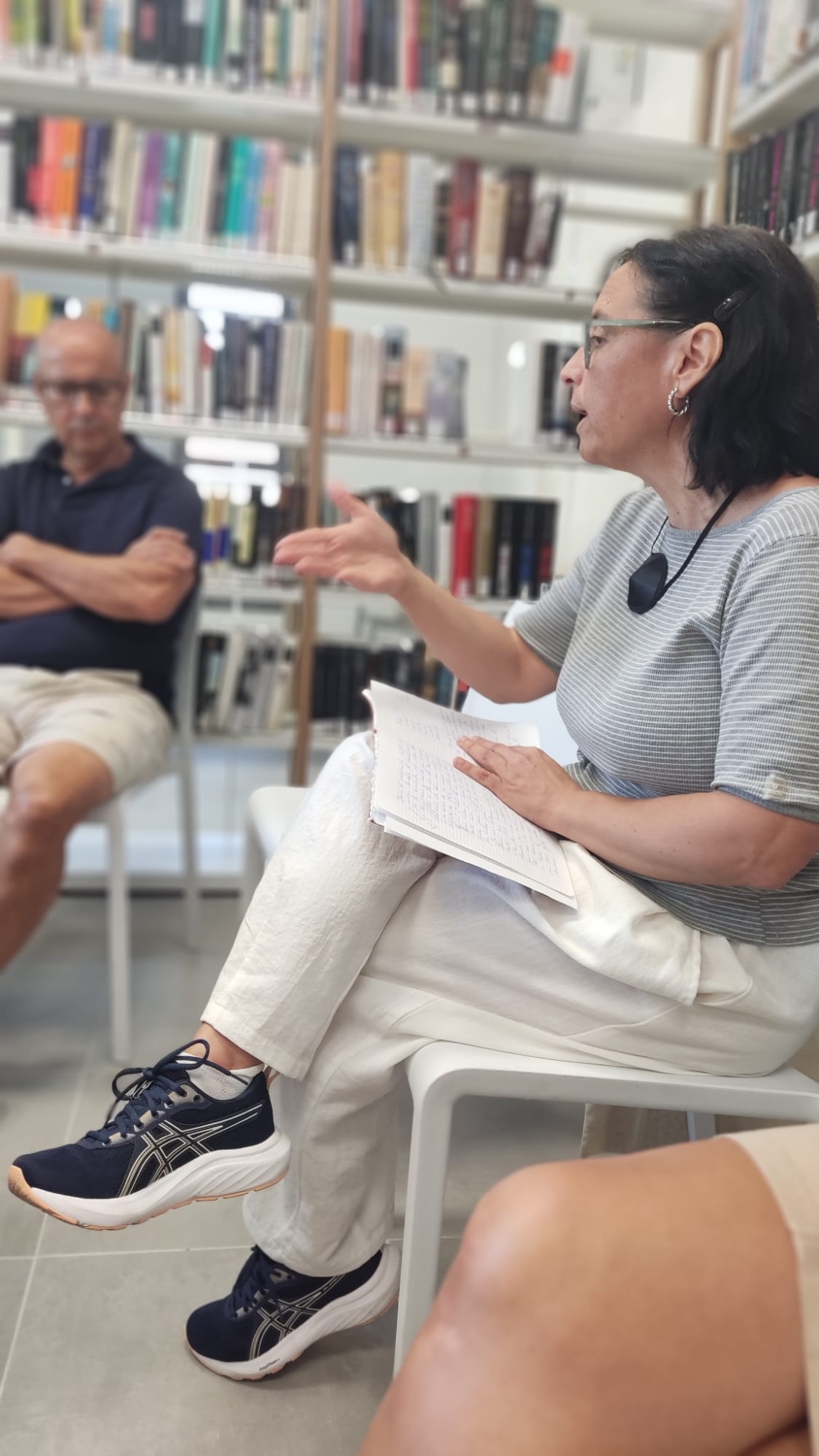 El Club de Lectura de Quer arranca con doce participantes y casi dos horas de conversación en torno a los libros