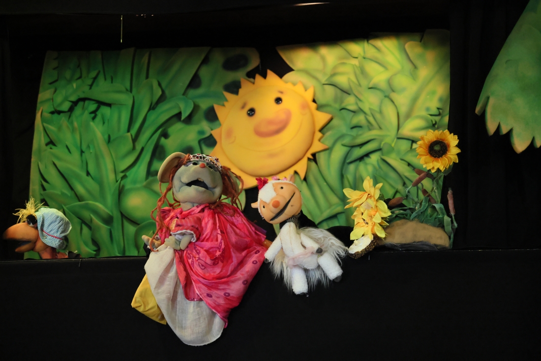 Quer da la bienvenida a la Semana del Libro con teatro de títeres para toda la familia