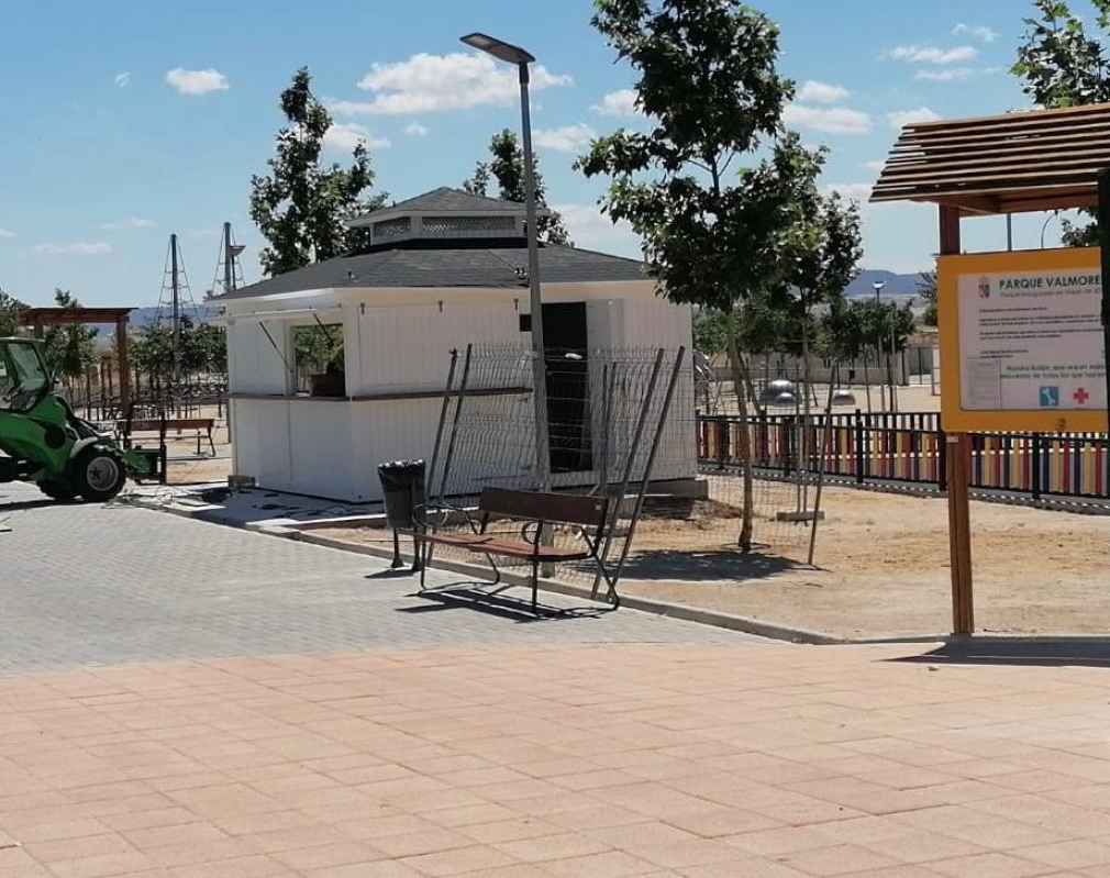 Se instala un kiosco en el parque de Valmores