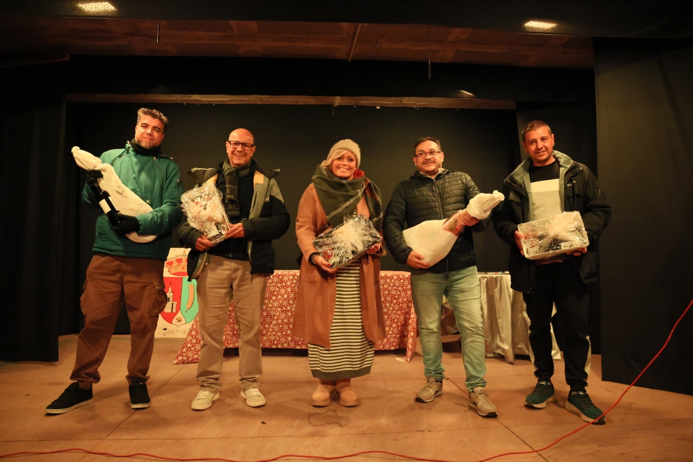 Los niños de Quer reparten la suerte en el resorteo navideño con décimos no premiados