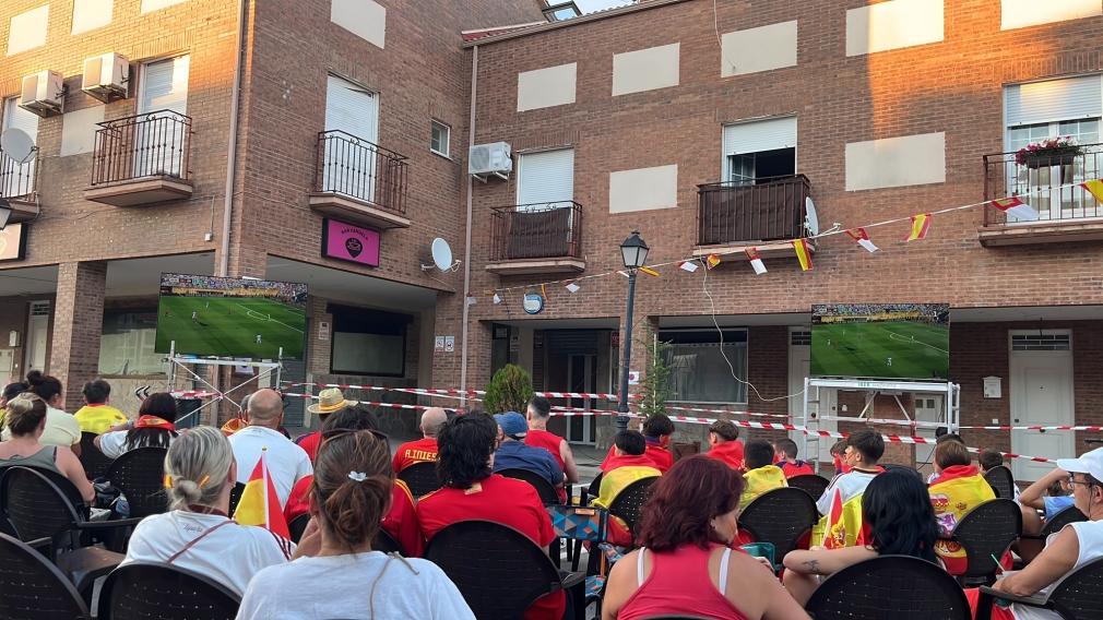 Quer vibra con España y reúne a cerca de 200 vecinos para celebrar la victoria de la selección