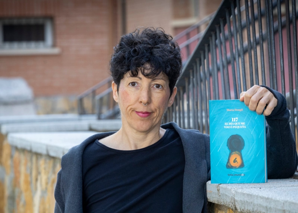 Marta Dongil presenta en Quer «117. El día que me volví pequeña», un testimonio sobre la maternidad, el autismo severo y la soledad de las familias
