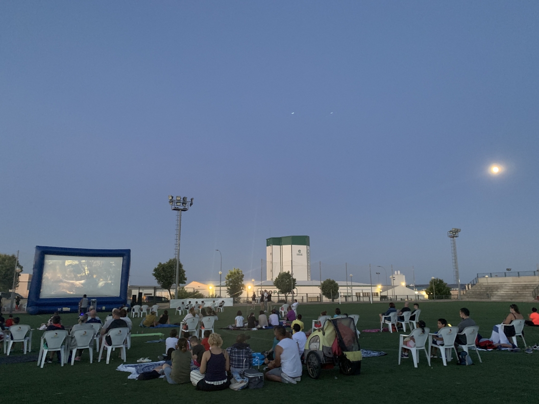 Continúa la actividad de cine de verano en el Campo de Fútbol de La Dehesa