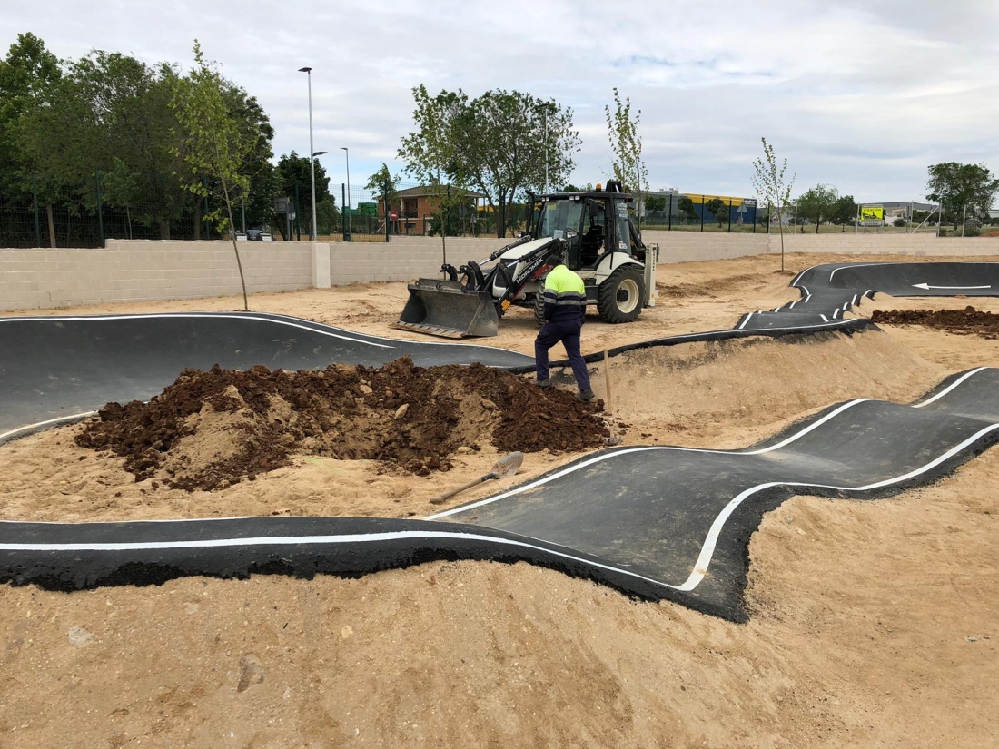 La empresa Construcciones Rico lleva a cabo en estos días mejoras en el Parque de Valmores