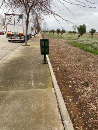 Se instalan quince papeleras de gran tamaño en el Polígono Industrial de Quer