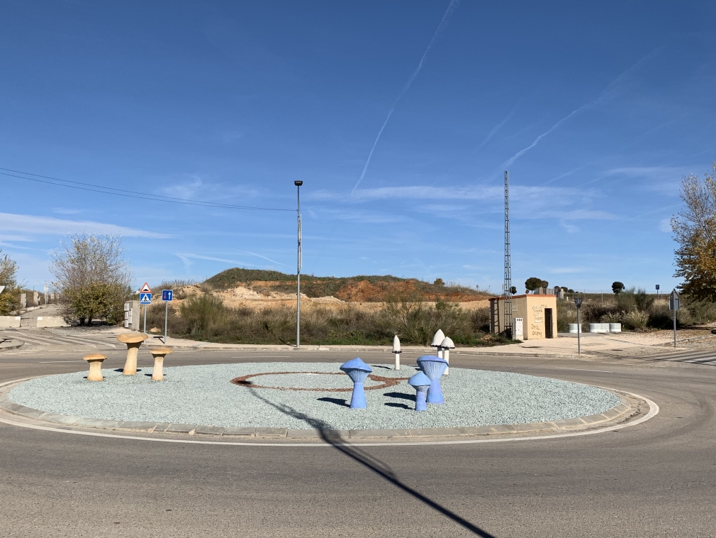 Terminada la obra en la Rotonda de Los Enebros, que representa las tres variedades más comunes de setas de Quer